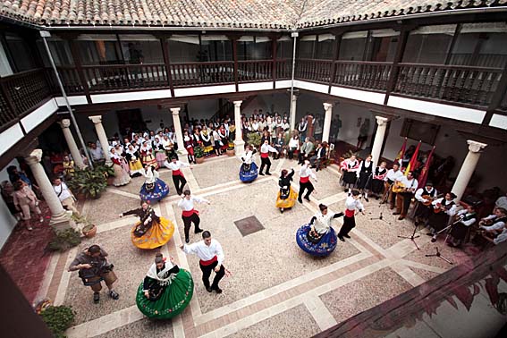  Uno de los grupos representa un baile tradicional en el Patio del Museo Lpez Villaseñor. /Elena Rosa